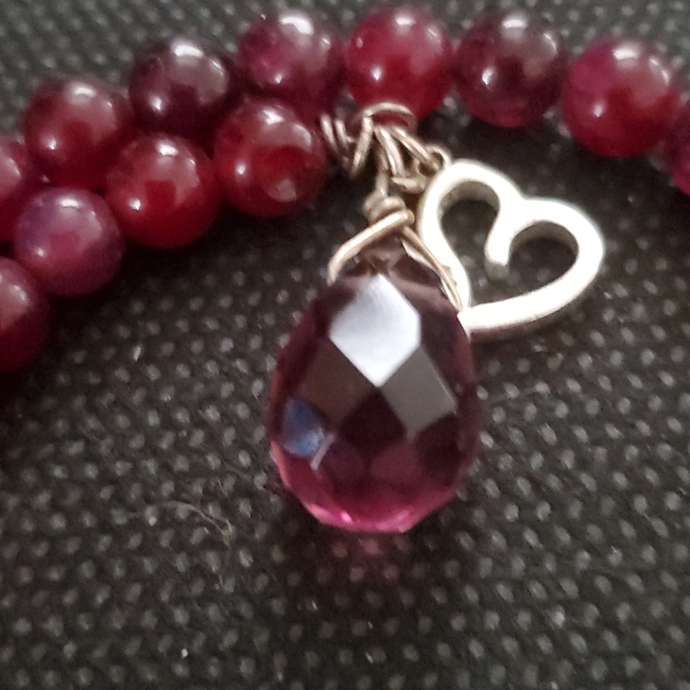 GARNET COLOR BEADS AND HEART DROP BRACELET - Picture 2 of 4